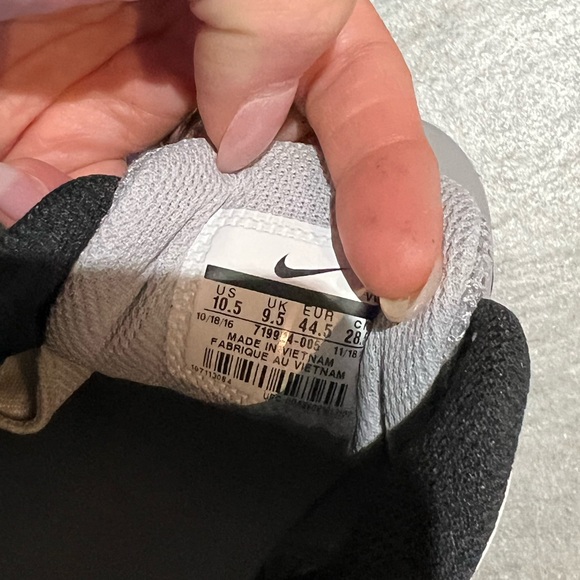 Grey Nike shoes size 11 brand new - Picture 3 of 3